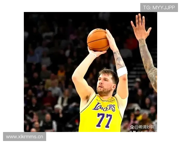 东契奇连换两套椅子坐着看球，场上场下判若两人啊！