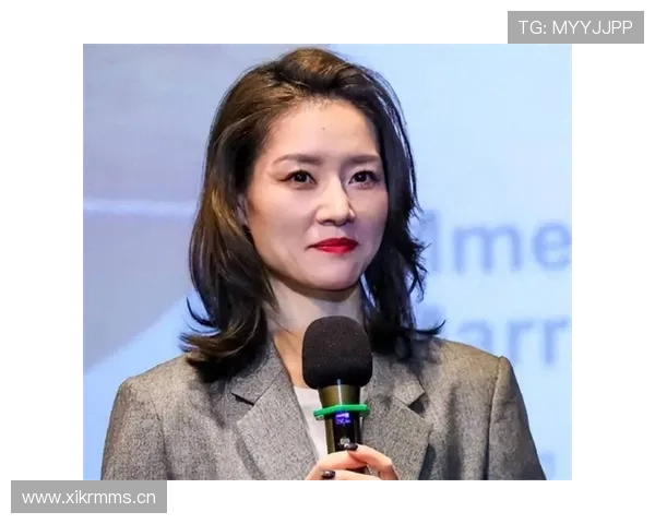 李娜度假照里泳池边的配饰，看一眼就知道比我房租贵