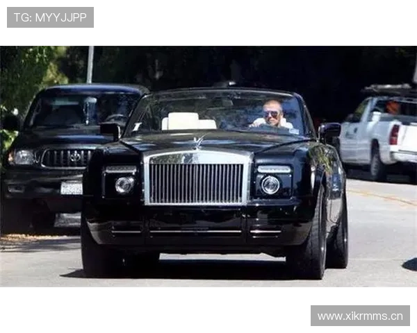 贝克汉姆穿着破球鞋逛街，门口那辆劳斯莱斯把他瞬间拉进贵族剧